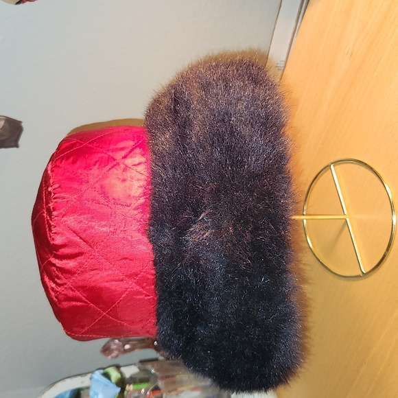 Betmar Faux Fur Convertible into bucket hat - Picture 8 of 8